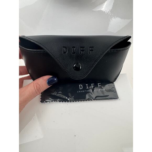 DIFF NWOT Pink & Gold Genevive Oversized Sunglasses With Case - Picture 5 of 15